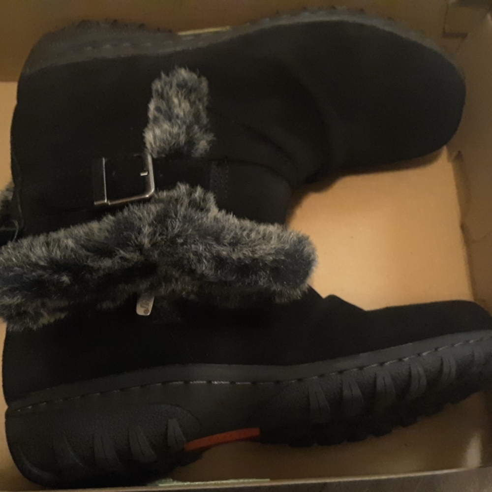 BLACK BOOTS WARM WITH FUR AND BUCKLES VERY CUTE NEVER WORN NWT. NEW IN BOX